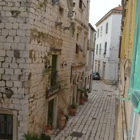 Apartament Charli *